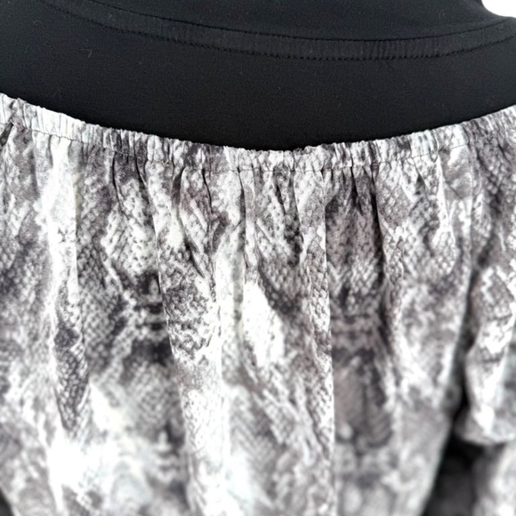 NWT Vince Camuto snake print ruffle sleeve blouse - Picture 6 of 12